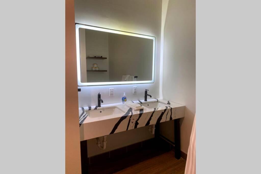 3E-Spacious 2 Bedroom In Oakland, Sleeps 8 พิตต์สเบิร์ก ภายนอก รูปภาพ